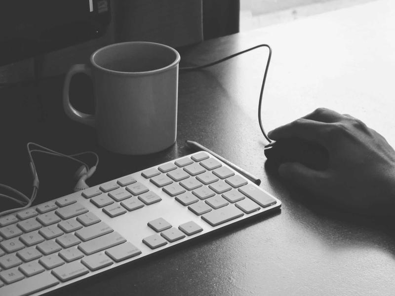 精致穷<br>ujcbtdu.cn 几千块的耳机几百块的饭